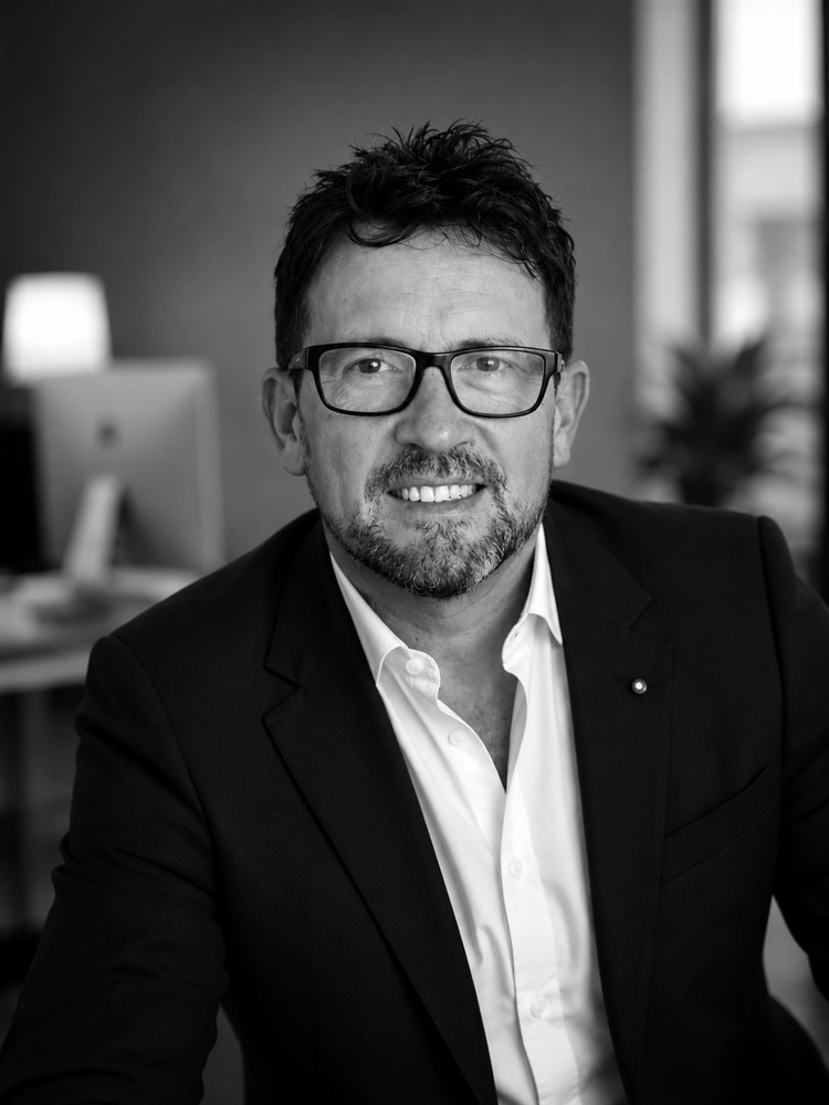 Martín Iglesias — Porträt in Schwarz-Weiß, CEO und Mitbegründer von Oria Toscana