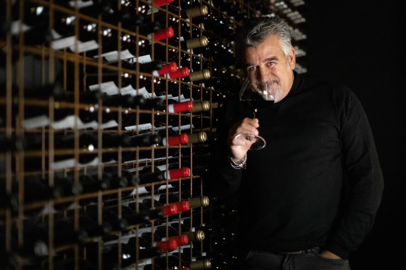 Roberto Cipresso degusta un vino nella cantina di Oria