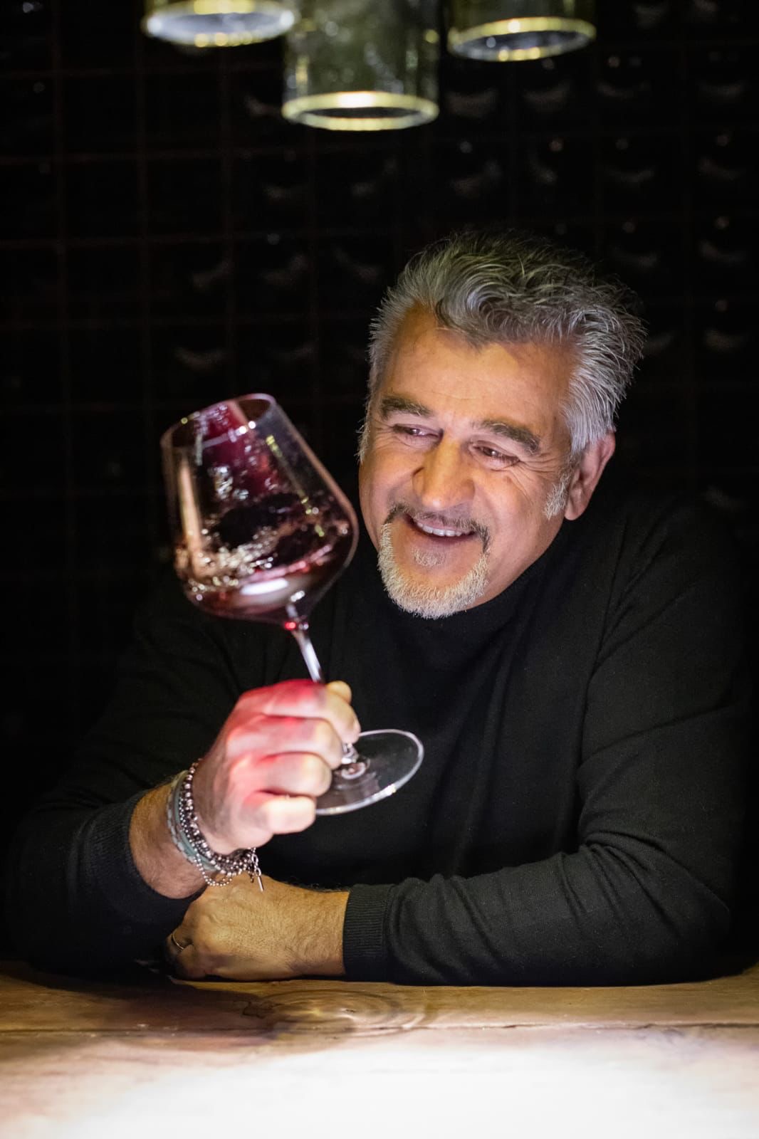 Roberto Cipresso im Weinkeller mit einem Glas Rotwein — Val d'Orcia, Toskana