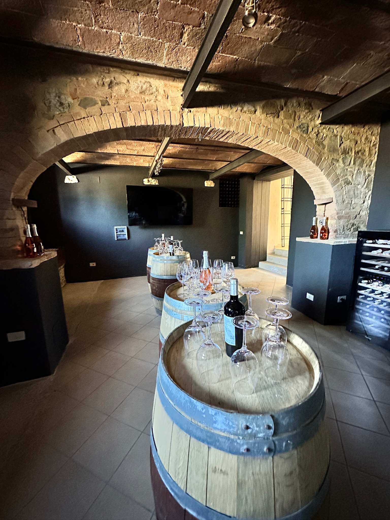 Sessione di degustazione in cantina con botti e calici — Oria Toscana