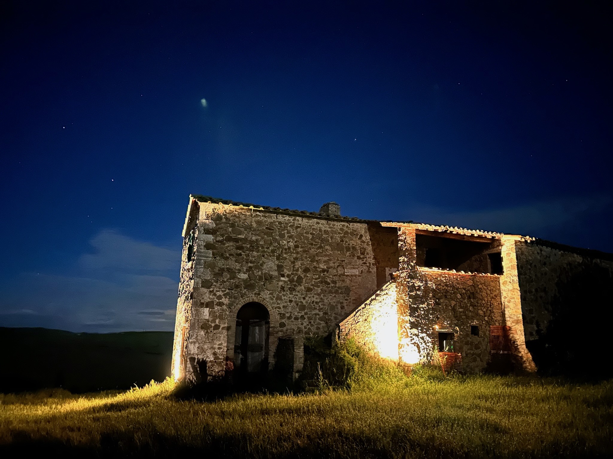 Agriturismo Oria nel Val d'Orcia — cielo stellato sopra la tenuta toscana del XVI secolo
