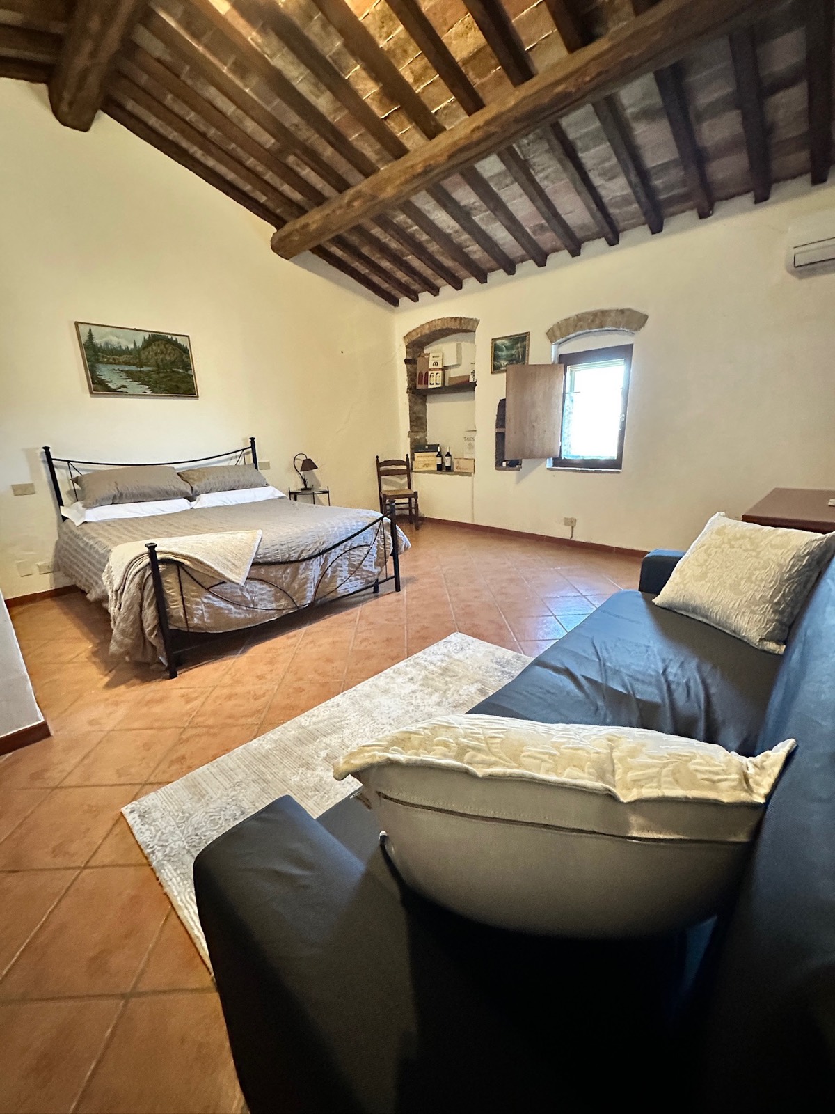 Suite del monastero restaurato di Oria, con soffitti a travi di legno in Val d'Orcia