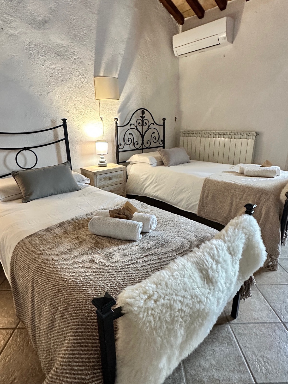 Sala dei Bambini — stanza con due letti singoli, ideale per famiglie nell'Agriturismo Oria