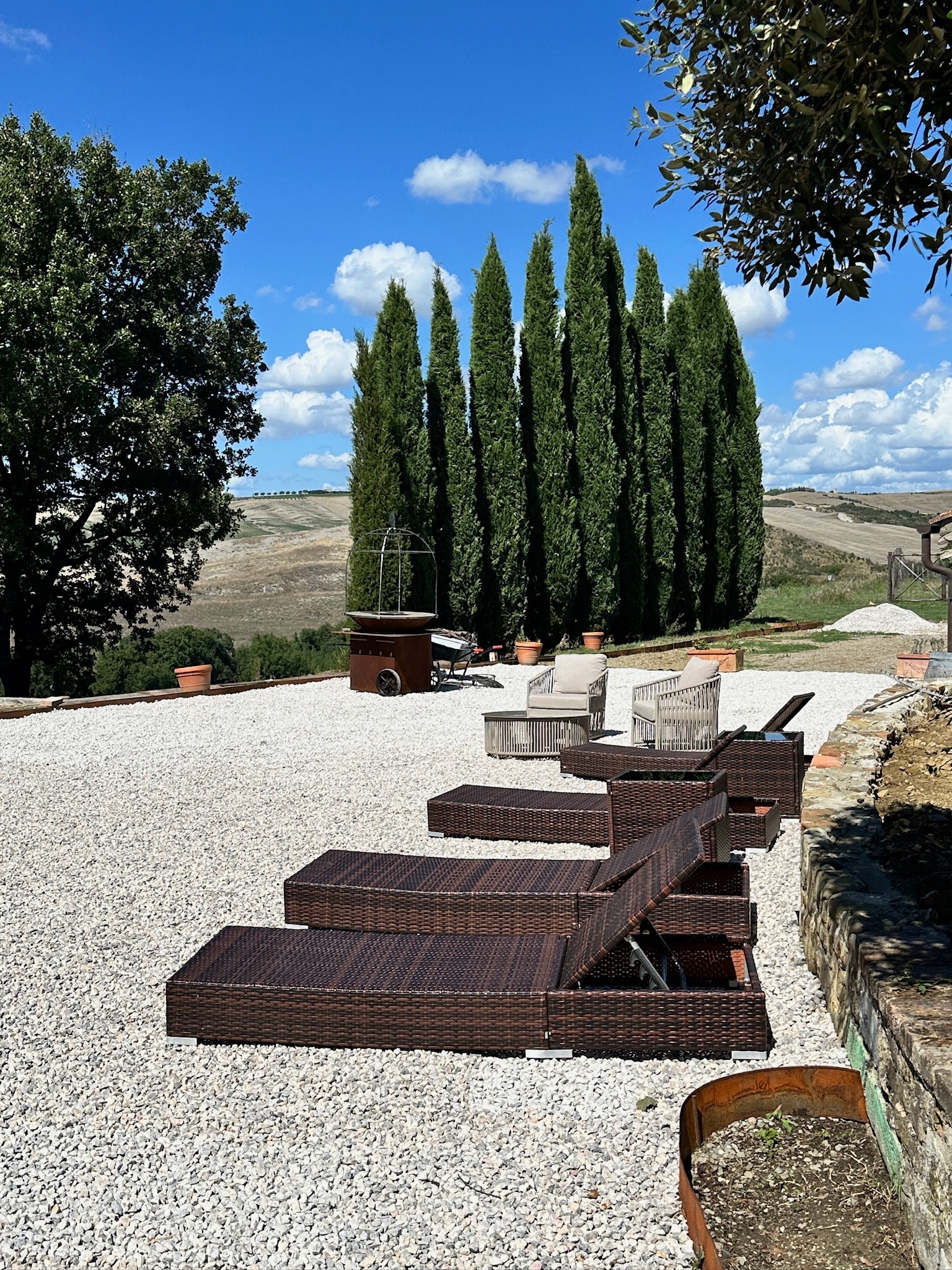 Terrazza con lettini — vista sui cipressi e sulle colline del Val d'Orcia