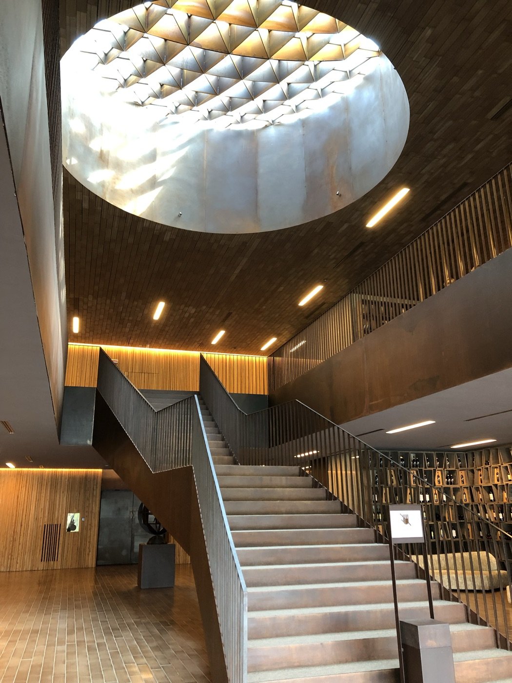 Cantina Antinori nel Chianti Classico — scala elicoidale e lucernario