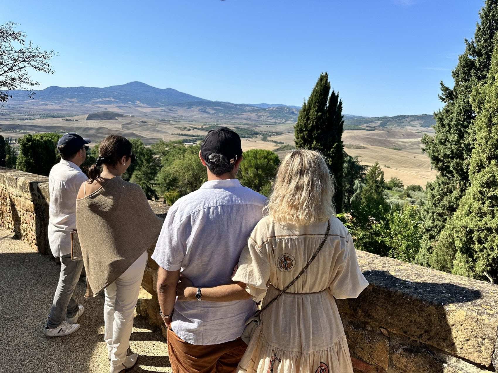 Il gruppo dell'Oria Gourmet Journey davanti al panorama della Val d'Orcia da un belvedere di Pienza