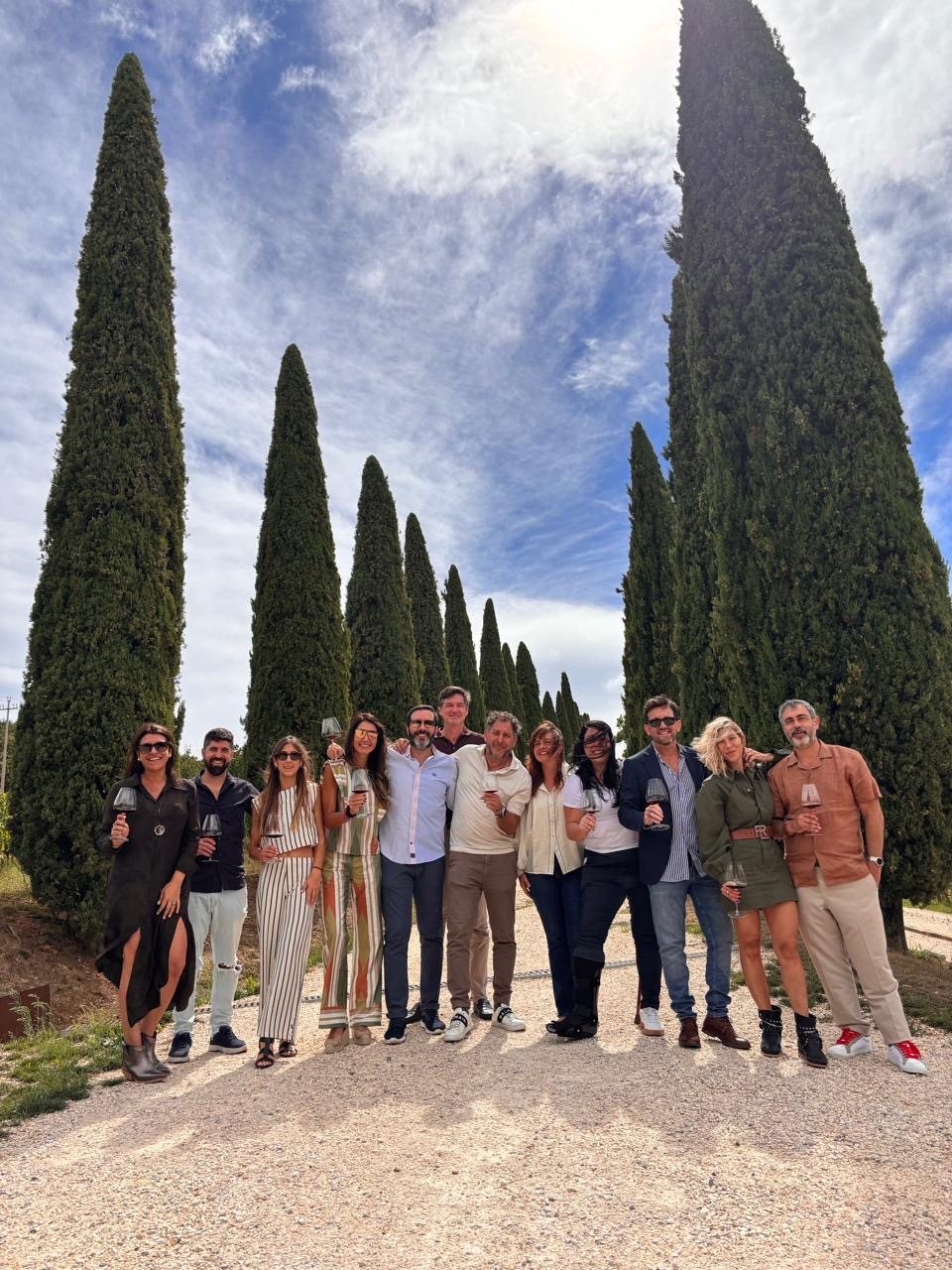 Il gruppo dell'Oria Day tra i cipressi della Val d'Orcia, calici alla mano