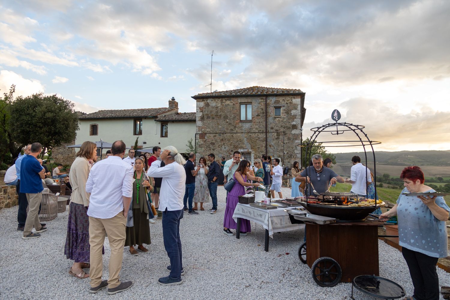 Incontro dell'Oria Day 2025 davanti al casale al tramonto in Val d'Orcia