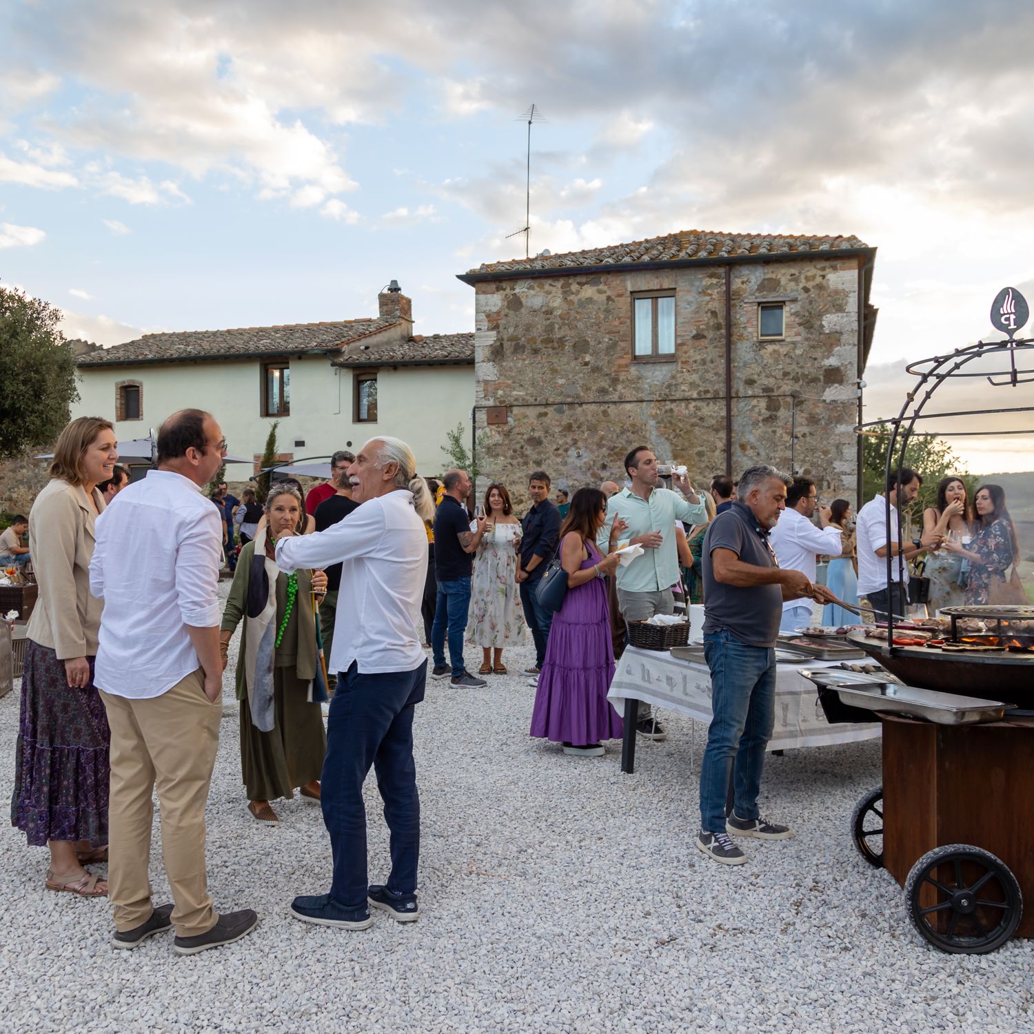 Convivio dell'Oria Day 2025 davanti al casale in Val d'Orcia