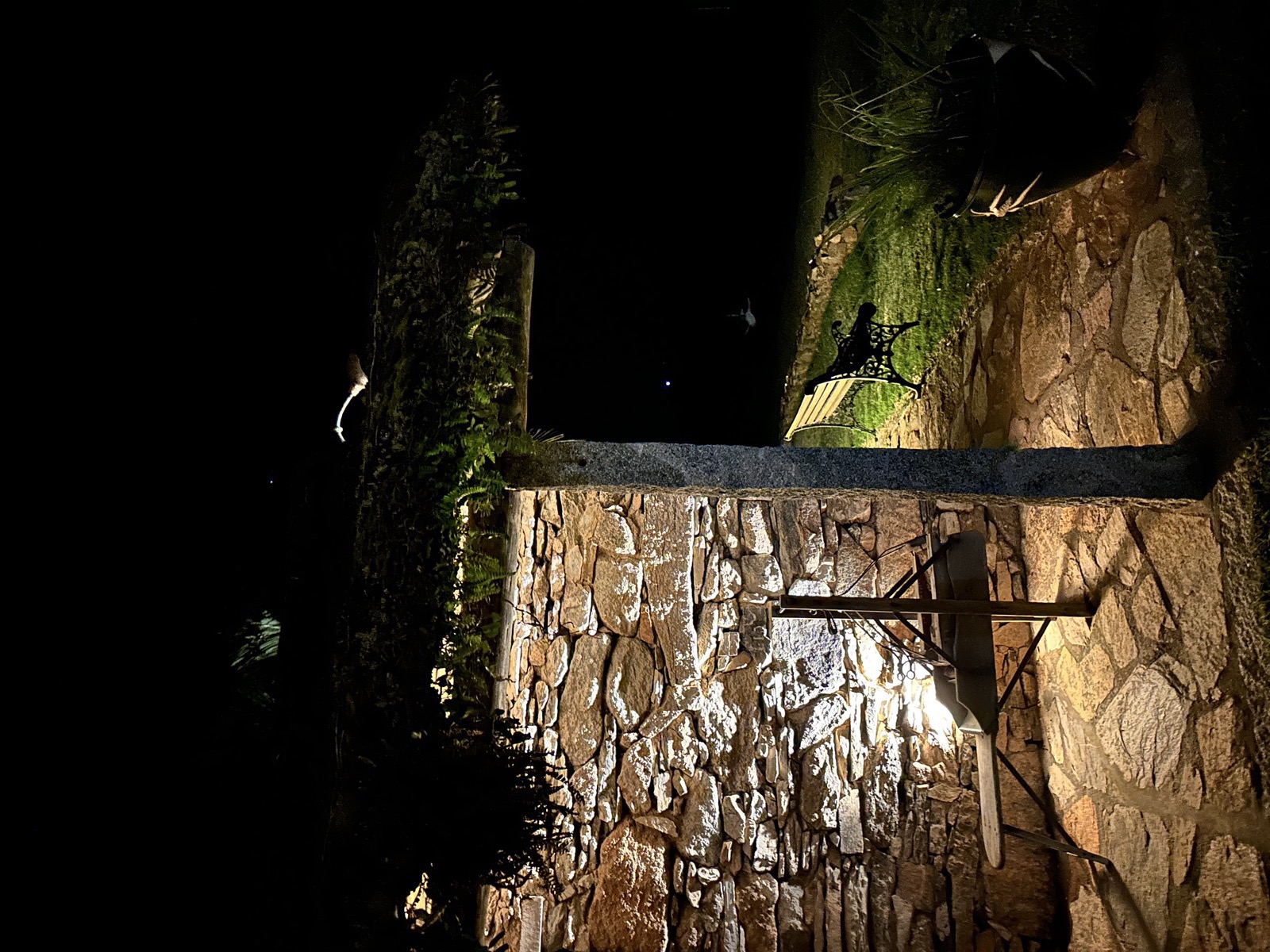 Nächtliche Außenansicht des Boutique-Hotels Chacras de las Cañas — beleuchteter Naturstein