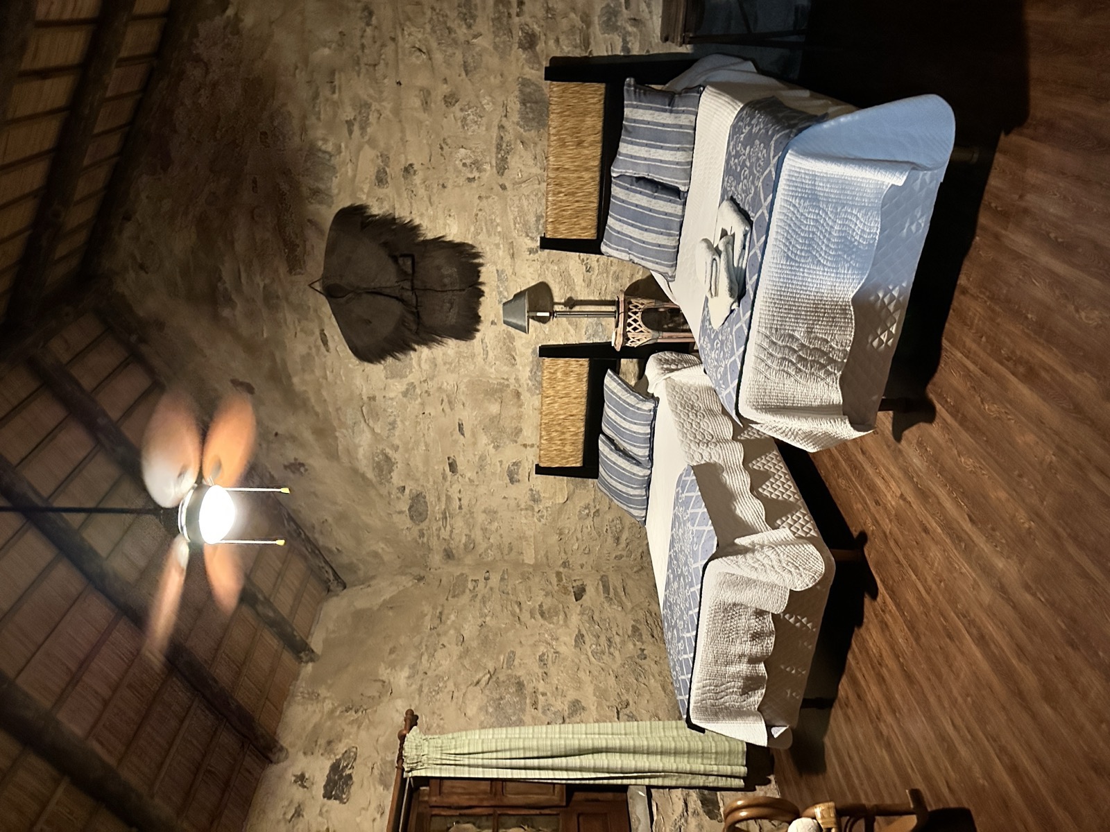 Zimmer 1 — Boutique-Hotel Chacras de las Cañas, Wände aus Stein und Holz