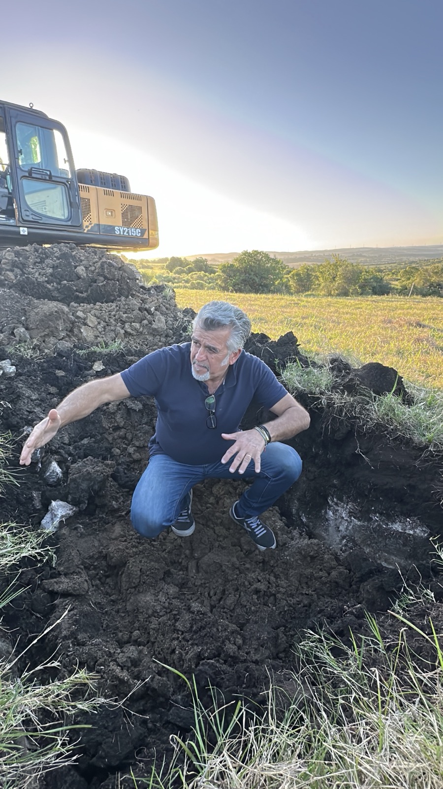 Roberto Cipresso analysiert das Basaltbodenprofil in Chacras de las Cañas, Uruguay